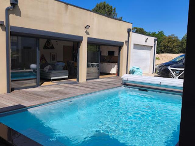 Villa avec piscine et terrasse
