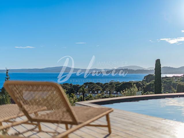 Villa avec piscine et terrasse