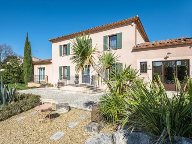 Villa avec piscine et terrasse