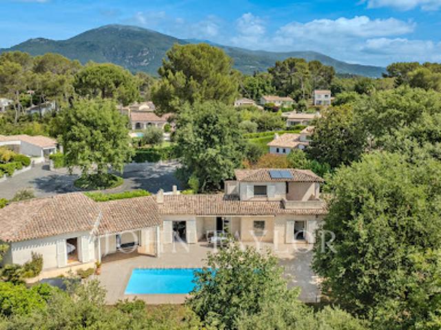 Villa avec piscine et terrasse