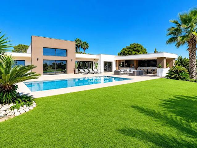 Villa avec piscine et terrasse