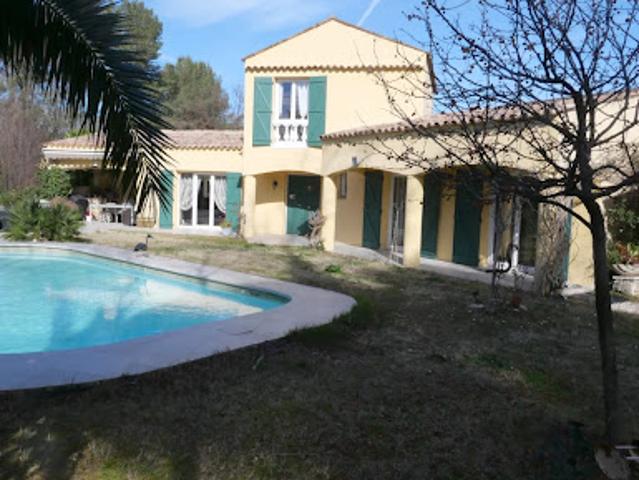 Villa avec piscine et terrasse