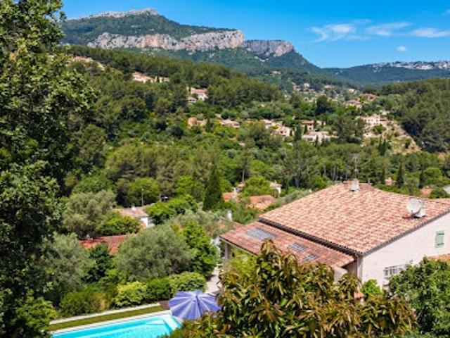 Villa avec piscine et terrasse