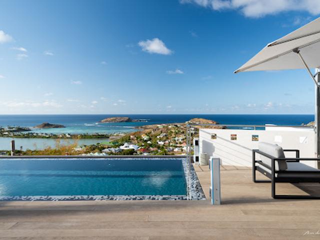 Villa avec piscine et terrasse