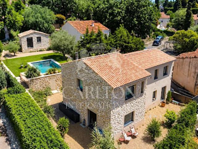 Villa avec piscine et terrasse
