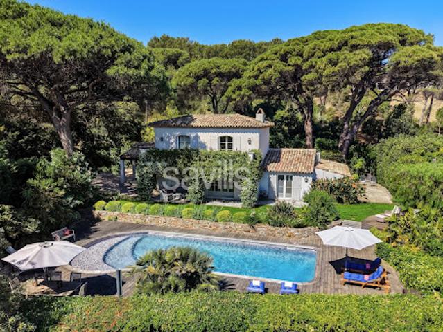Villa avec piscine et terrasse