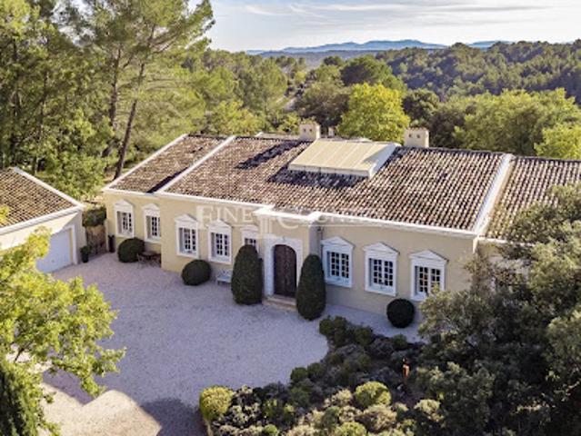 Villa avec piscine et terrasse