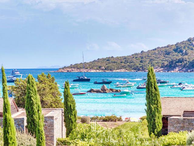 Villa avec piscine et terrasse