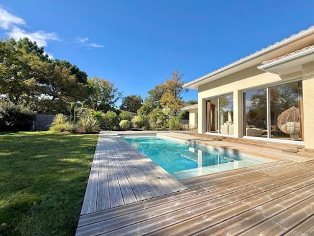 Villa avec piscine et terrasse