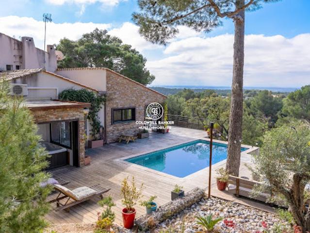 Villa avec piscine et terrasse