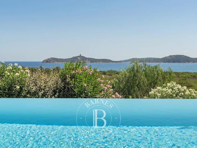Villa avec piscine et terrasse