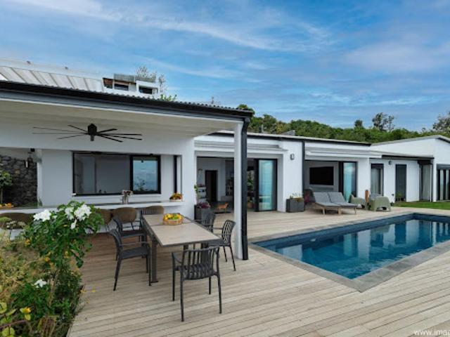 Villa avec piscine et terrasse