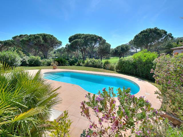 Villa avec piscine et terrasse