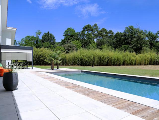 Villa avec piscine et terrasse