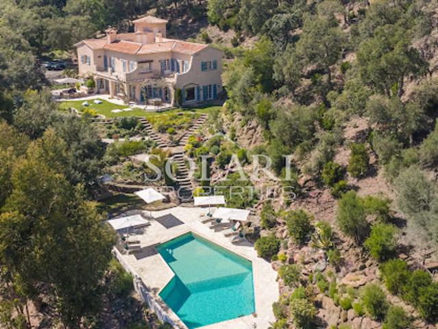 Villa avec piscine et terrasse