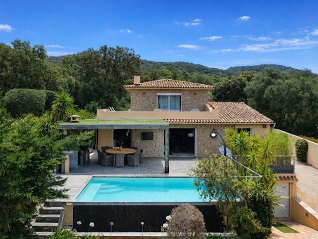 Villa avec piscine et terrasse