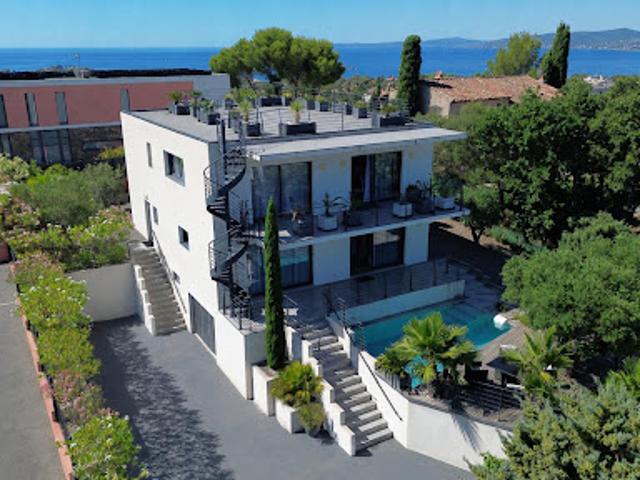 Villa avec piscine et terrasse