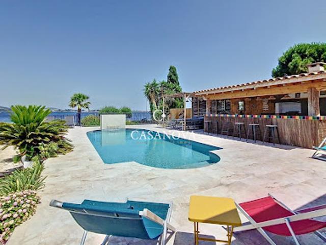 Villa avec piscine et terrasse