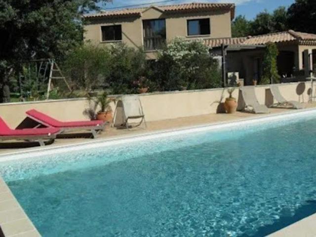 Villa avec piscine et terrasse