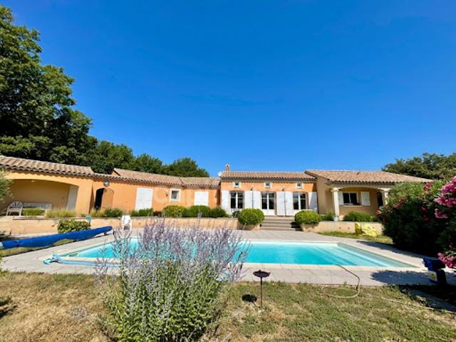 Villa avec piscine et terrasse