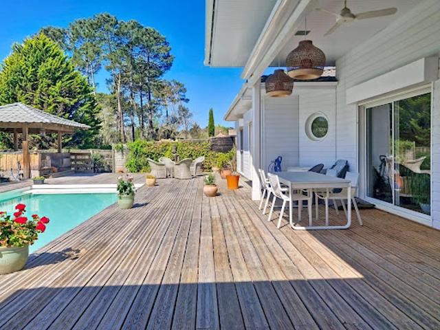 Villa avec piscine et terrasse