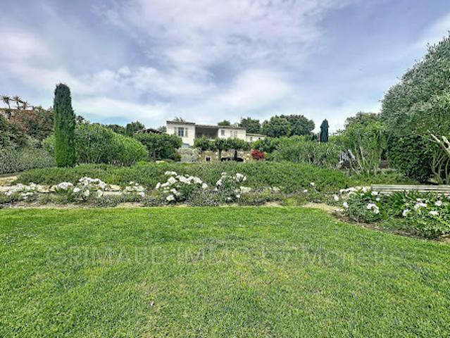 Villa avec piscine et terrasse