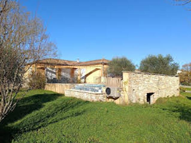 Villa avec piscine et terrasse