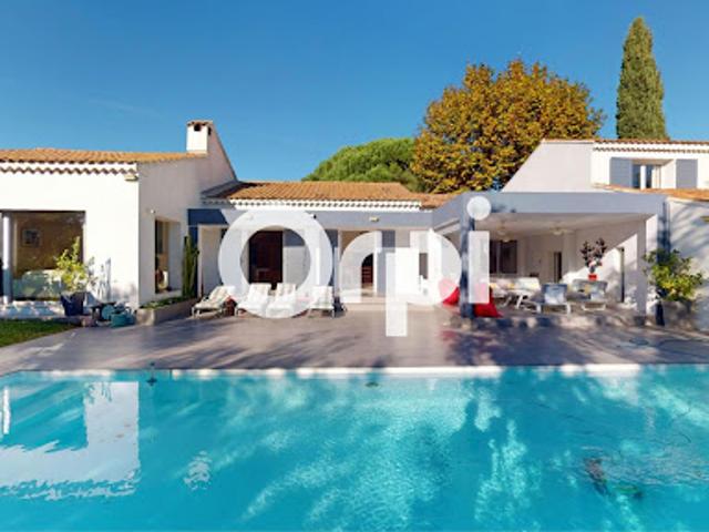Villa avec piscine et terrasse