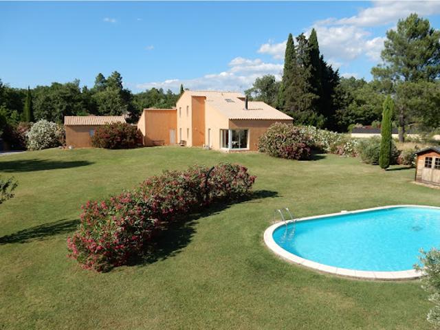 Villa avec piscine et terrasse