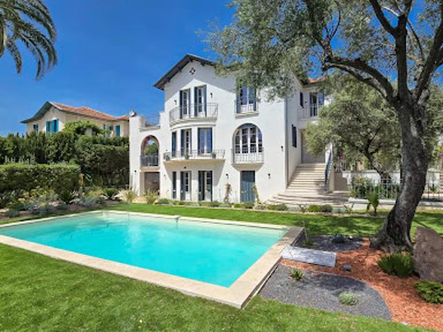 Villa avec piscine et terrasse