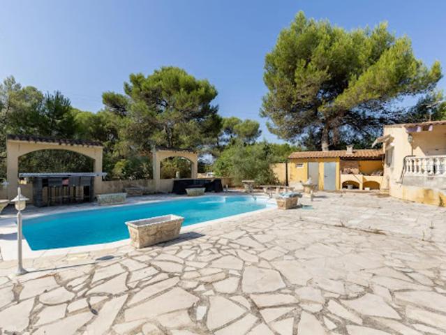 Villa avec piscine et terrasse
