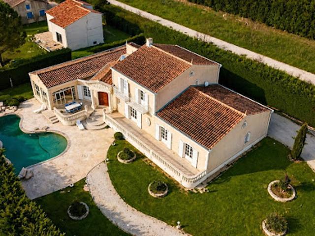 Villa avec piscine et terrasse