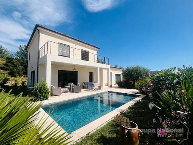 Villa avec piscine et terrasse