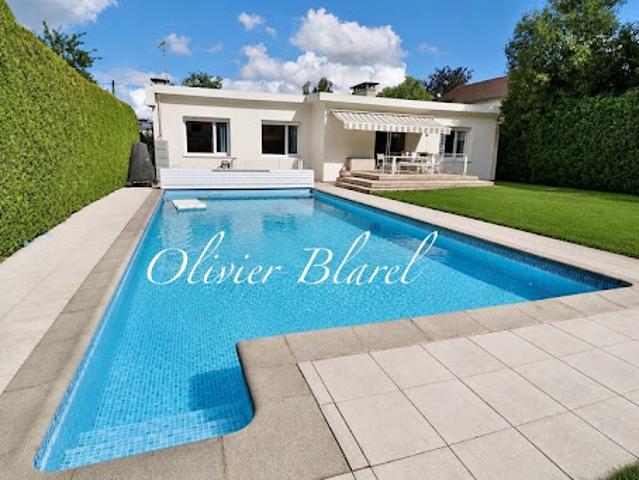 Villa avec piscine et terrasse