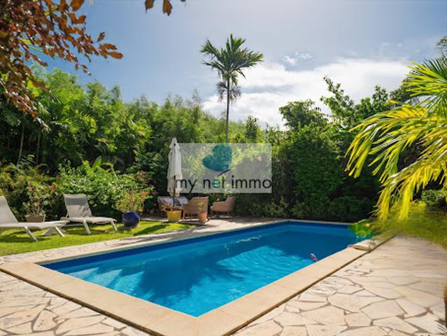 Villa avec piscine et terrasse