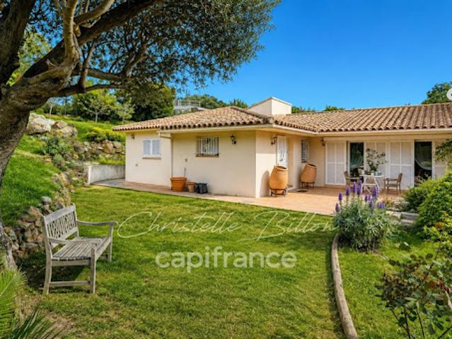 Villa avec piscine et terrasse