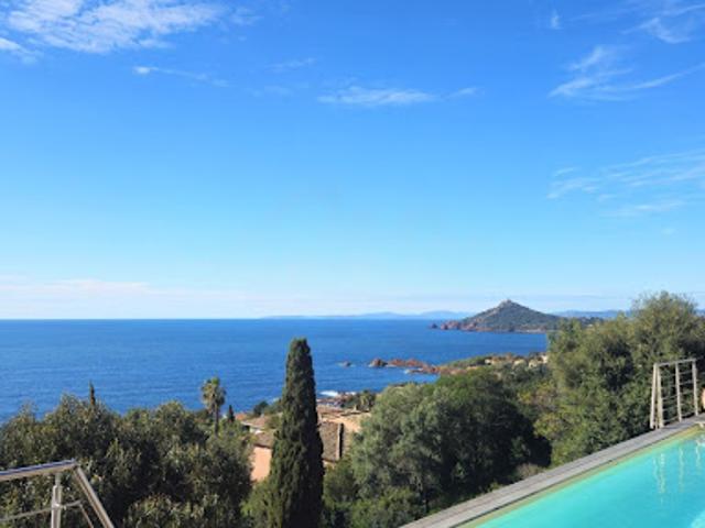 Villa avec piscine et terrasse