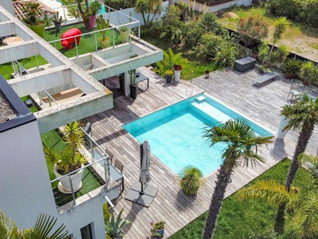 Villa avec piscine et terrasse