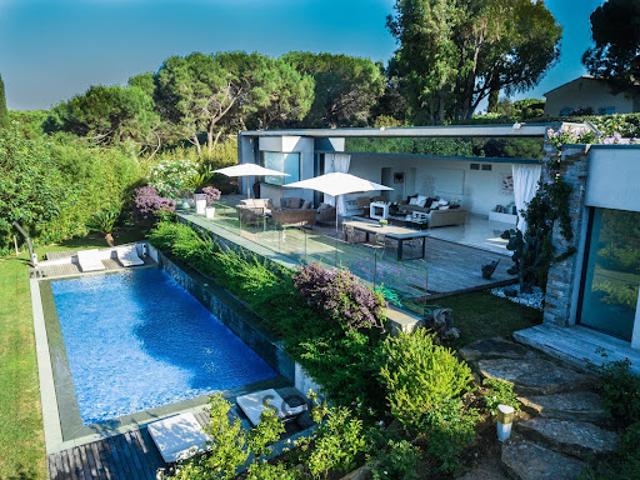 Villa avec piscine et terrasse