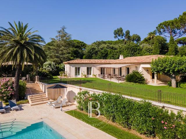Villa avec piscine et terrasse