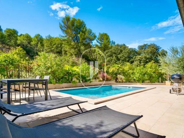 Villa avec piscine et terrasse