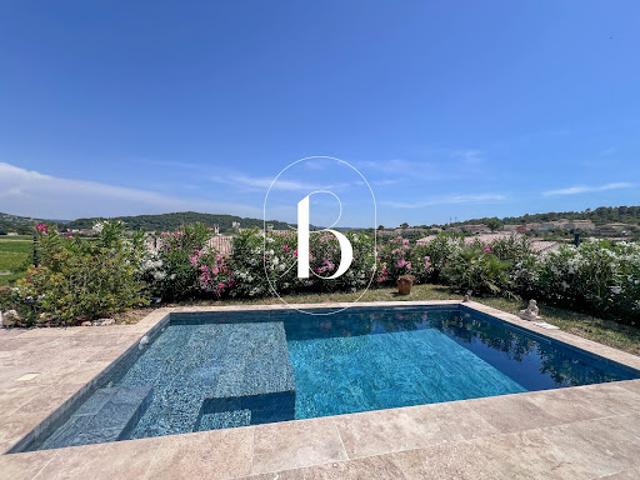 Villa avec piscine et terrasse
