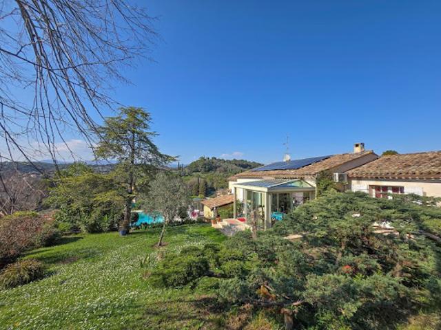 Villa avec piscine et terrasse