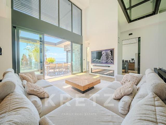 Villa avec piscine et terrasse
