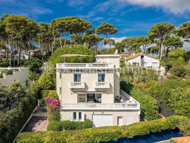 Villa avec piscine et terrasse
