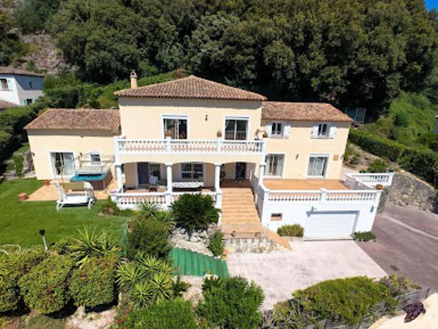 Villa avec piscine et terrasse