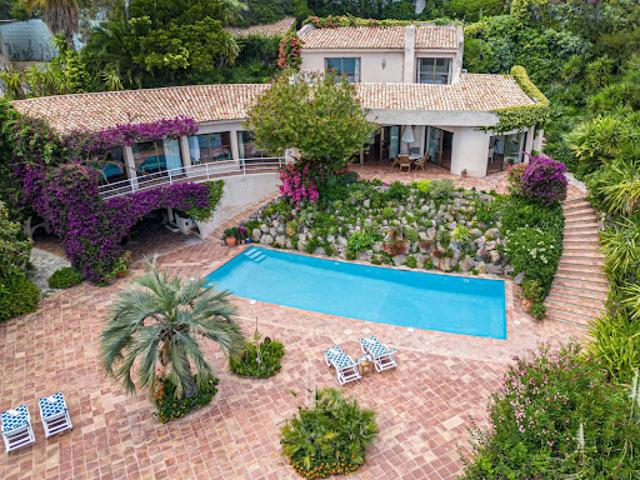 Villa avec piscine et terrasse