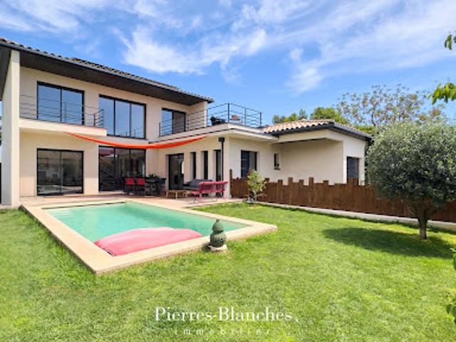 Villa avec piscine et terrasse