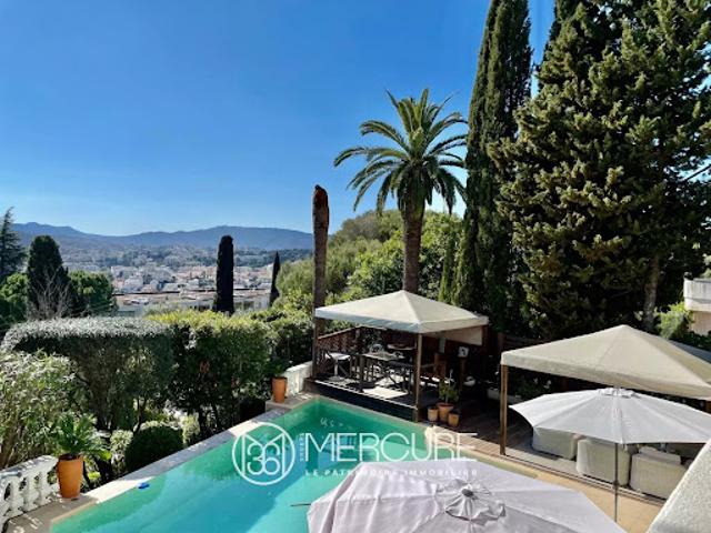 Villa avec piscine et terrasse