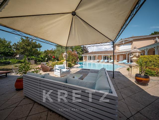 Villa avec piscine et terrasse